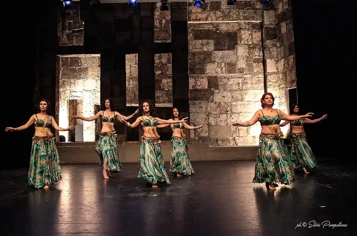 Saggio del corso di danza del ventre in teatro a Milano - Fotografia di Silvia Pampallona