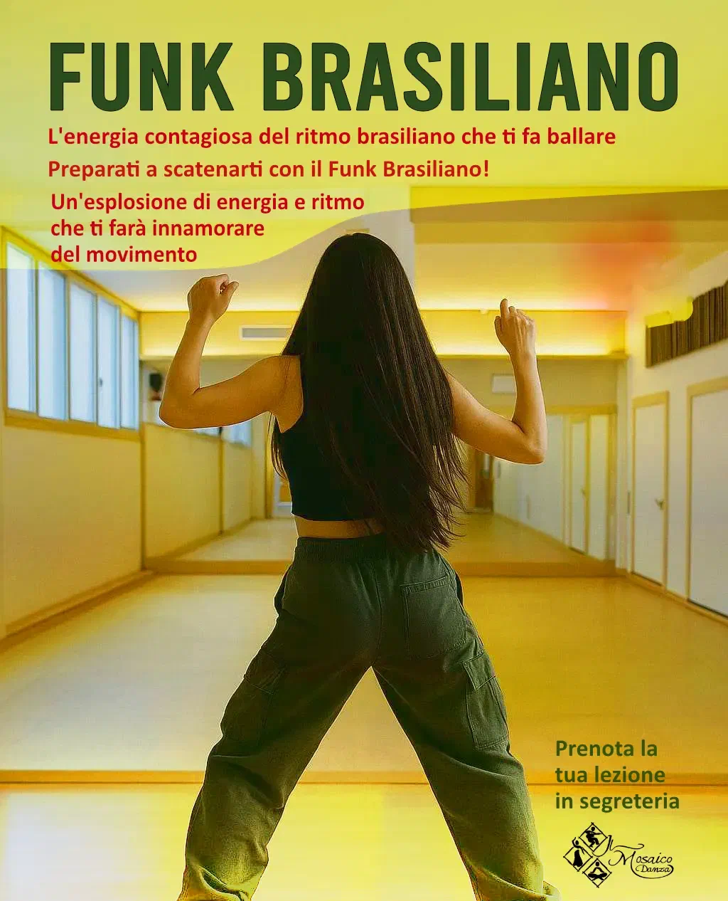 Donna con lunghi capelli scuri di spalle in posizione di danza, indossa un top nero e pantaloni cargo verdi, in una sala specchi