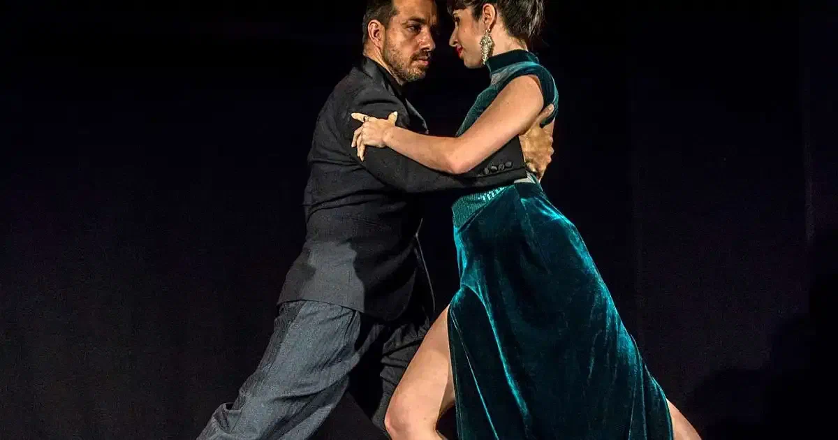 Coppia che balla Tango Argentino nella sede di Il Mosaico Danza a Milano - Corso con Roberto Angelica presso la scuola in zona Loreto, Via Pomezia 12
