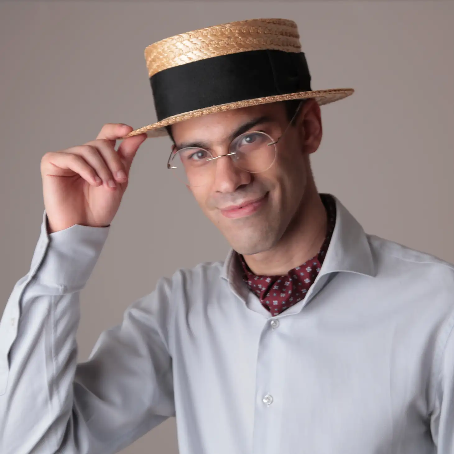 Ragazzo con cappello che guarda ammiccante in camera