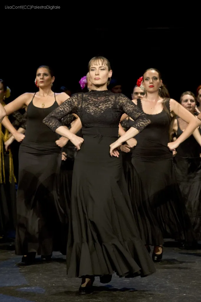 Allievi esprimono consapevolezza e forza nel flamenco